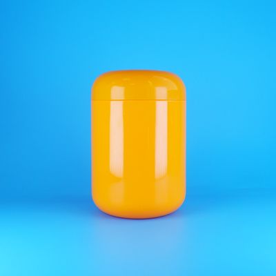 شیشه های پلاستیکی گرد نارنجی رنگ با درب پیچی برای کوکی ها و آب نبات پنبه ای، درب نارنجی